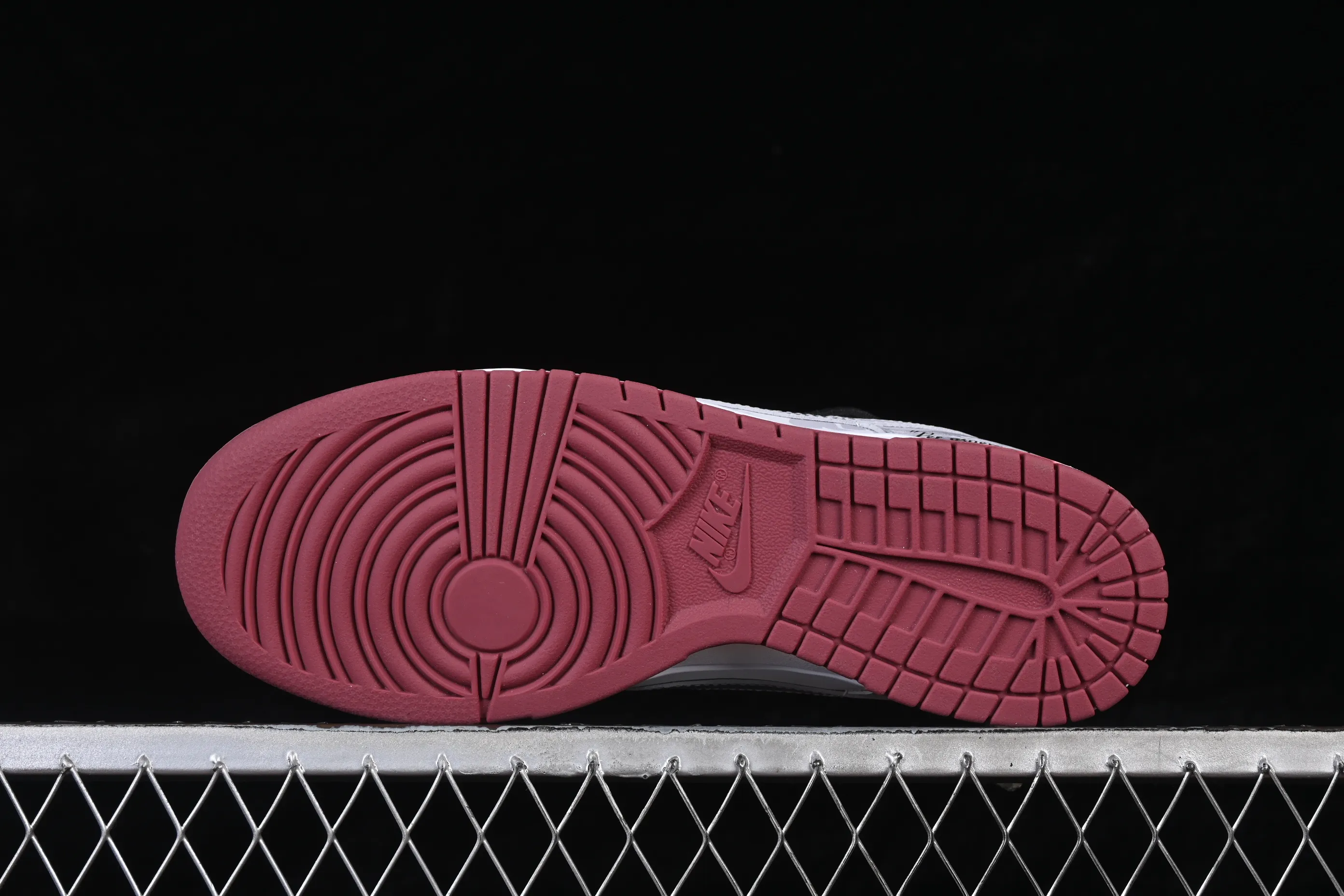 All categories Nk SB Dunk Series Nk SB Dunk Low High-end customized low-top sneakers Nike SB Dunk Low straps Anniversary high-end customized low-top casual sneakers DV0833-112